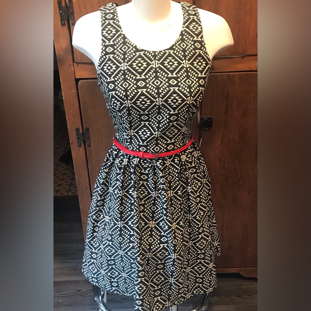 NWT- Dex Black & White Sleeveless Party Dress - Size Medium
